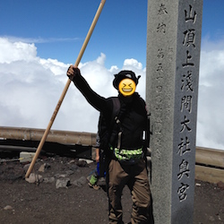 富士山頂上奥宮で記念撮影