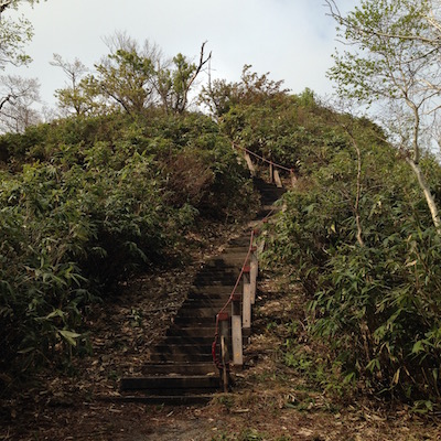 沖里河山に続く階段